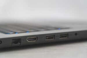 DisplayPort vs HDMI: ¿cuál es mejor para jugar o trabajar? Comparativa completa de velocidad, ancho de banda y compatibilidad para tu PC.